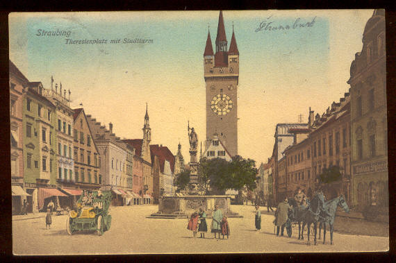 Straubing Theresienplatz mit Stadtturm (v popředí koňský povoz a automobil)